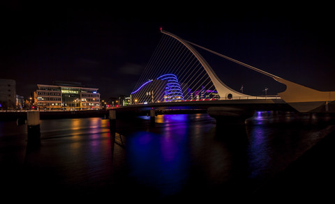 Irland, Dublin, Samuel Becket Bridge bei Nacht, lizenzfreies Stockfoto