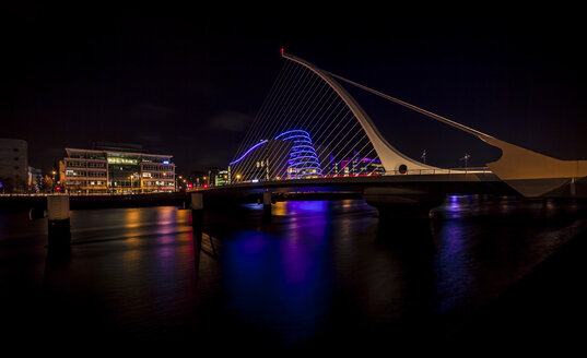 Irland, Dublin, Samuel Becket Bridge bei Nacht - MPAF00079