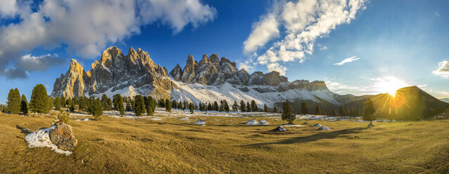 Italien, Südtirol, Geislergruppe bei Sonnenuntergang - YRF00130