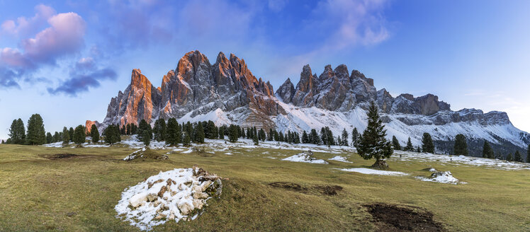 Italien, Südtirol, Geislergruppe bei Sonnenuntergang - YRF00131