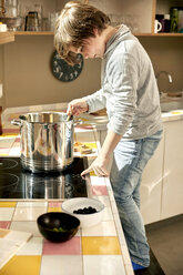 Kleiner Junge beim Kochen in der Küche - TSFF00135