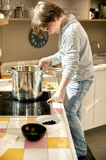 Kleiner Junge beim Kochen in der Küche - TSFF00135