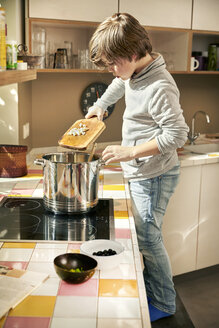 Kleiner Junge beim Kochen in der Küche - TSFF00136