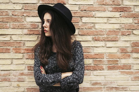 Junge Frau mit schwarzem Hut wartet, lizenzfreies Stockfoto