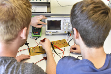 Technische Studenten beim Üben - LYF00588