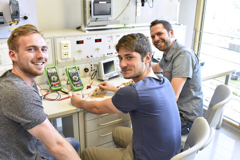 Portrait of smiling students with technical instructor - LYF00595