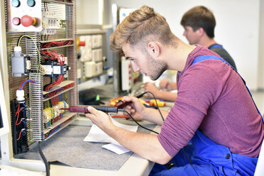 Zwei Elektrikerschüler bei der Arbeit an der Schalttafel - LYF00614