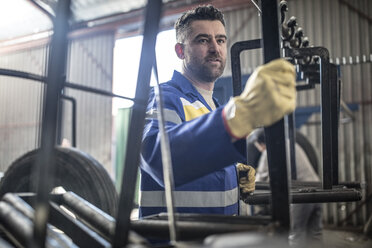 Mann arbeitet in einer Fabrik - ZEF11144