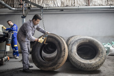 Reifenreparateur prüft Reifen in der Fabrik - ZEF11145