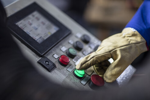 Handbedienungspult in der Fabrik - ZEF11148