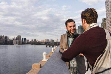 USA, New York City, zwei junge Männer am East River - UUF08915