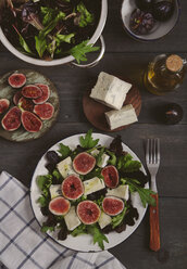 Teller mit gemischtem Salat mit frischen Feigen, Ziegenkäse und Olivenöl - RTBF00470