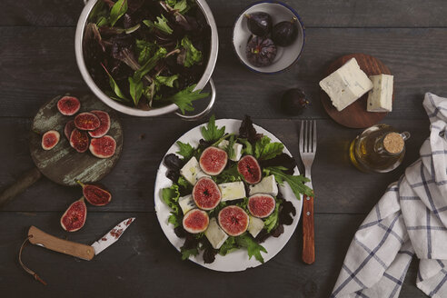 Teller mit gemischtem Salat mit frischen Feigen, Ziegenkäse und Olivenöl - RTBF00471
