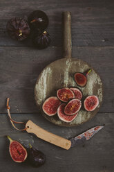 Sliced and whole figs and a pocket knife on wood - RTBF00473