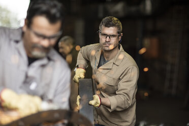 Stahlarbeiter in einer Metallbaufabrik - ZEF11205