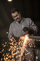 Metallarbeiter beim Schweißen in einer Fabrikhalle - ZEF11212