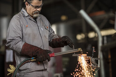 Metallarbeiter beim Schweißen in einer Fabrikhalle - ZEF11213