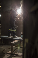 Schweißer bei der Arbeit in der Fabrikhalle - ZEF11222