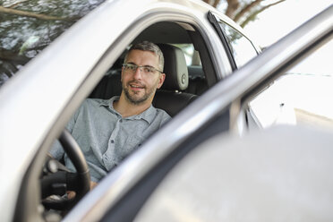 Man sitting in car, taking a break - SHKF00700