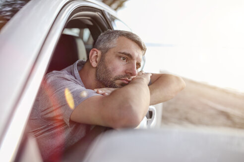 Mann sitzt im Auto und macht eine Pause - SHKF00702