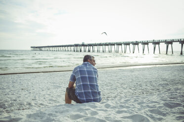 USA, Man sitting at Panama City Beach - SHKF00709