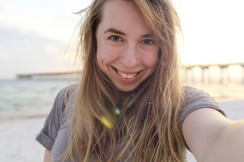 Frau macht ein Selfie am Strand von Panama City - SHKF00714