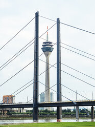 Deutschland, Düsseldorf, Blick auf Rheinturm, Rheinbrücke und Rhein - KRPF01942