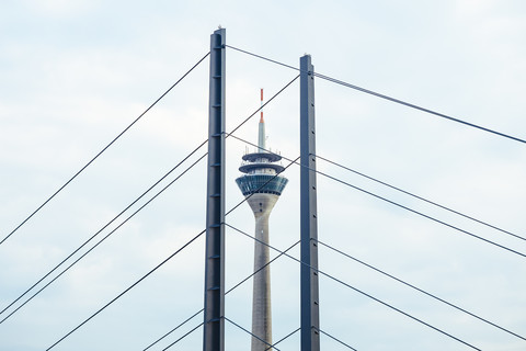 Deutschland, Düsseldorf, Teil der Rheinknie-Brücke mit Rheinturm, im Hintergrund, lizenzfreies Stockfoto