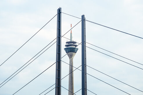 Deutschland, Düsseldorf, Teil der Rheinknie-Brücke mit Rheinturm, im Hintergrund - KRPF01943