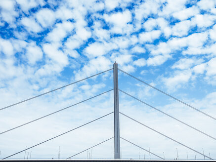 Deutschland, Düsseldorf, Teil der Oberkasseler Brücke vor bewölktem Himmel - KRPF01945