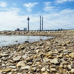Deutschland, Düsseldorf, Blick auf Rheinturm, Rheinkniebrücke und Strand am Rhein - KRPF01946