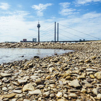 Deutschland, Düsseldorf, Blick auf Rheinturm, Rheinkniebrücke und Strand am Rhein - KRPF01946