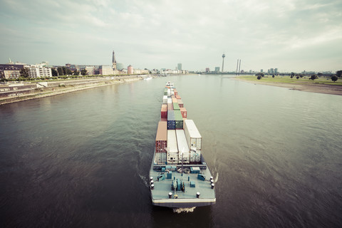 Deutschland, Düsseldorf, Frachtschiff, das Container auf dem Rhein transportiert, lizenzfreies Stockfoto