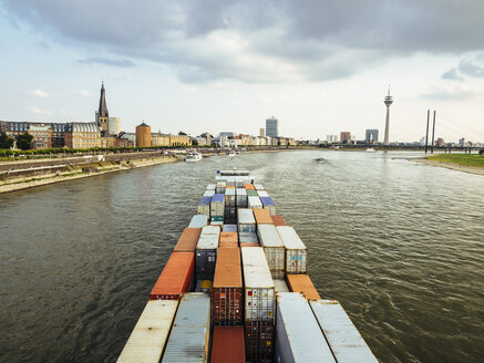 Deutschland, Düsseldorf, Frachtschiff, das Container auf dem Rhein transportiert - KRPF01955