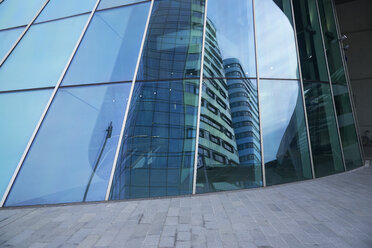 Niederlande, Arnheim, Teil der Glasfassade des Hauptbahnhofs mit Spiegelung - BSC00543