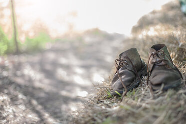 Ein Paar alte Stiefel auf einem Bauernhof - ZEF11251