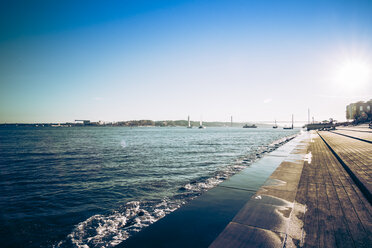 Portugal, Lissabon, am Ufer des Flusses Tejo - CMF00583