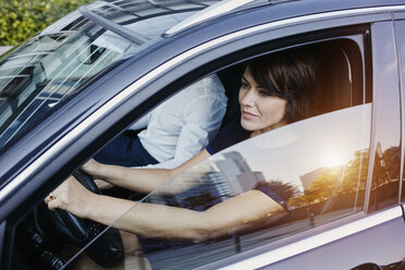 Businesswoman in car - RORF00398