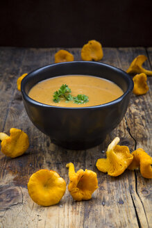 Schale mit Pfifferlingssuppe auf Holz - LVF05529