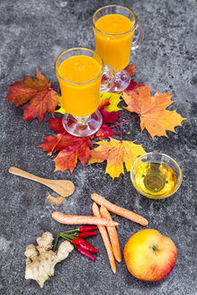 Zwei Gläser mit Kürbis-Smoothie und Zutaten - SARF03033