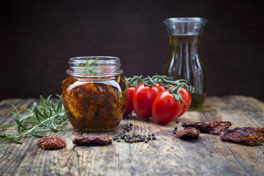 Glas mit eingelegten getrockneten Tomaten und Zutaten - LVF05535