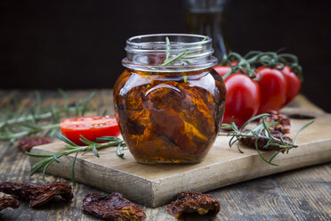 Glas mit eingelegten getrockneten Tomaten mit Rosmarin, Nahaufnahme - LVF05536