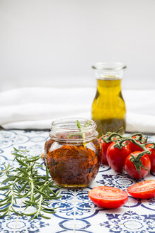 Glas mit eingelegten getrockneten Tomaten und Zutaten - LVF05545