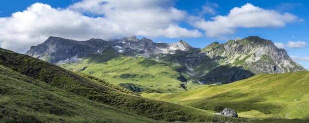 Austria, Vorarlberg, Monzabon-Alpe, Lechtal Alps with Madlochspitze and Wildgrubenspitze - STSF01141