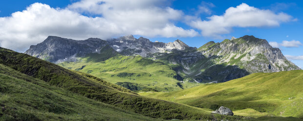 Österreich, Vorarlberg, Monzabon-Alpe, Lechtaler Alpen mit Madlochspitze und Wildgrubenspitze - STSF01141