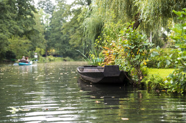 Deutschland, Spreewald, Lübbenau, Kahn am Flussufer - FRF00478