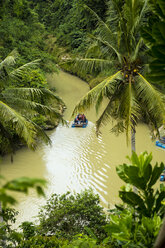 Indonesien, Java, Blick auf Holzfloß mit Touristen auf einem Fluss von oben gesehen - KNT00545