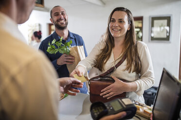 Customer paying with credit card in farm shop - ZEF11270