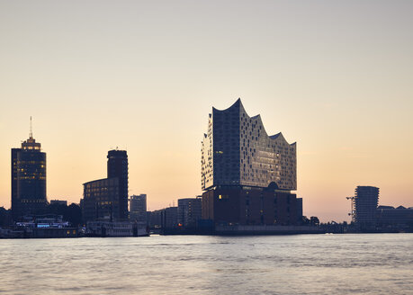 Deutschland, Hamburg, Blick auf die Elbphilharmonie bei Sonnenuntergang - WHF00060