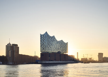 Deutschland, Hamburg, Blick auf die Elbphilharmonie bei Sonnenuntergang - WHF00061
